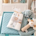 Canastilla Bienvenida Bebé con manta burbujas, doudou, muselinas y sonajero